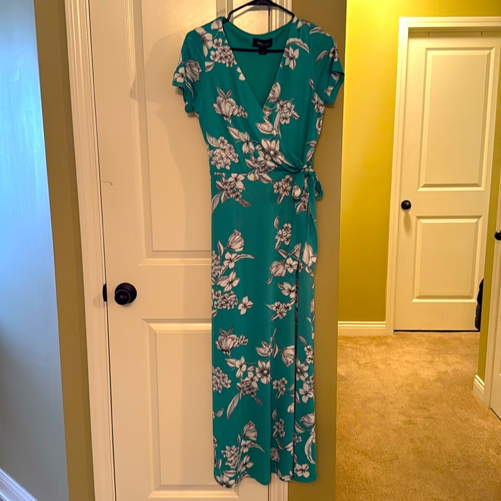 RN Studio by Ronni Nicole. Size 6. Floral dress. NWOT